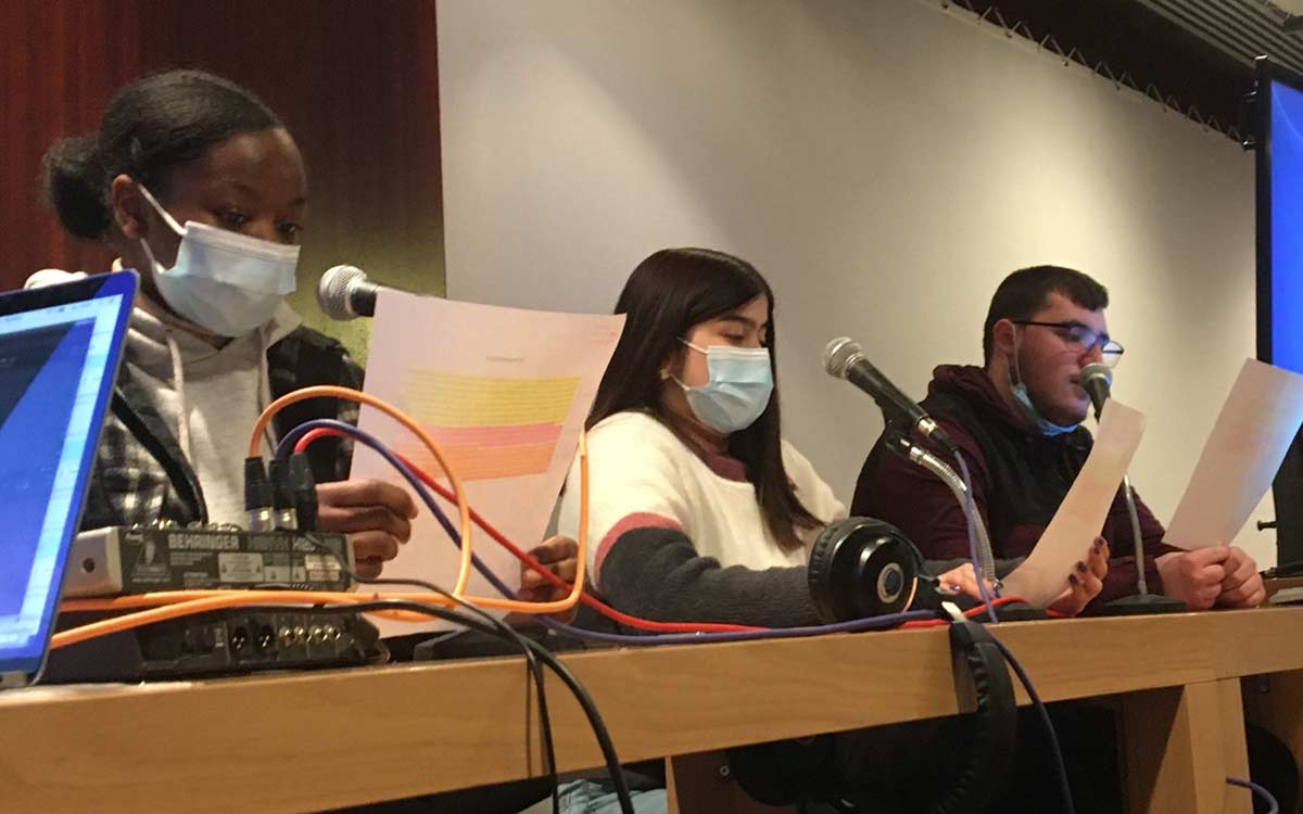 Les élèves en séance d'enregistrement de leur pitch de série tv