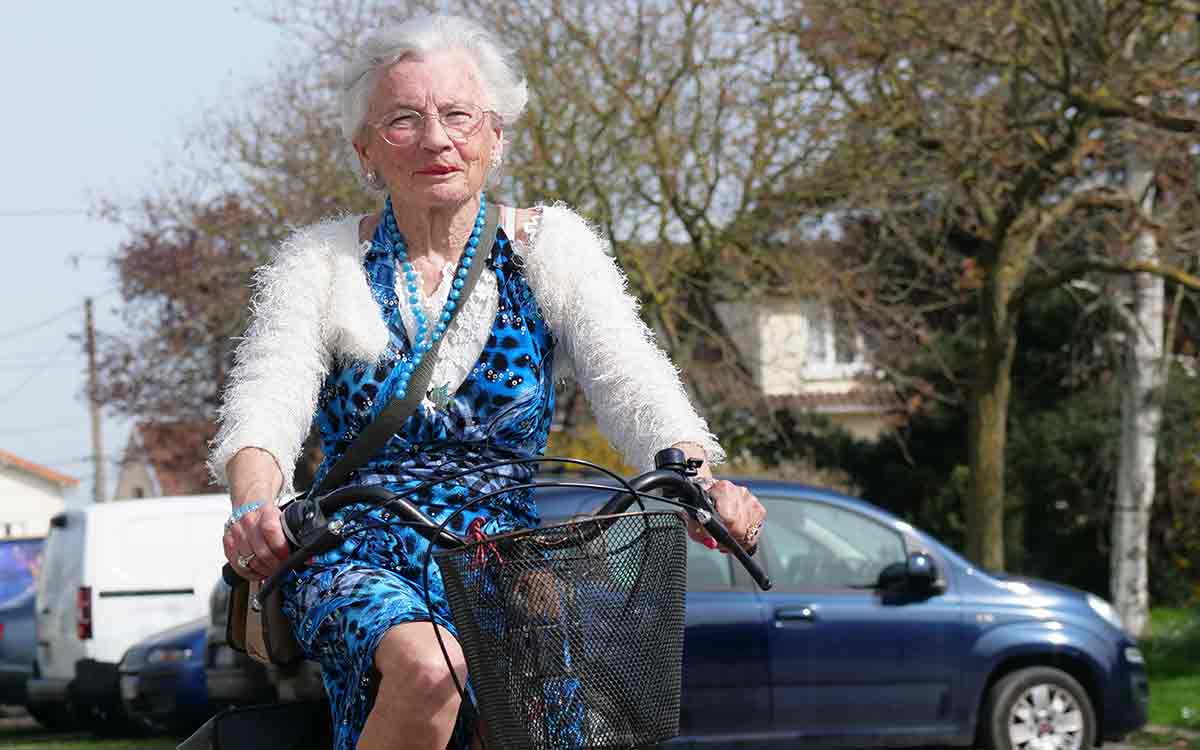 Tournage du podcast Le reste de son âge, avec Yolande, à vélo.
