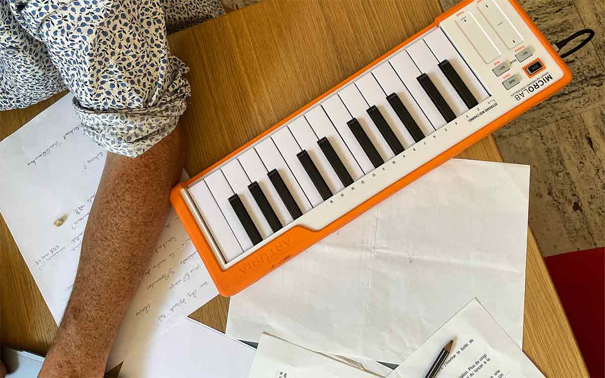 Séance de travail pour la composition musicale d'un podcast