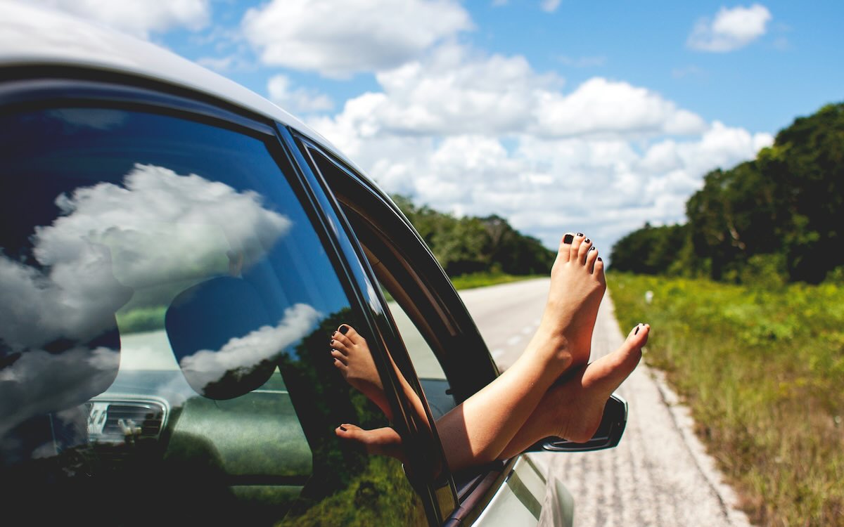 Conducteur à bord d'un podcast