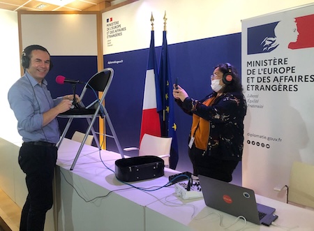 Au quai d'Orsay, enregistrements tests, debout avec pied de micro improvisé !