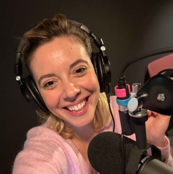 Ophélie Bazillou en plein enregistrement de podcast